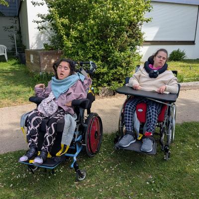 2 Frauen und ein Mädchen genießen die Sonne auf einer Decke
