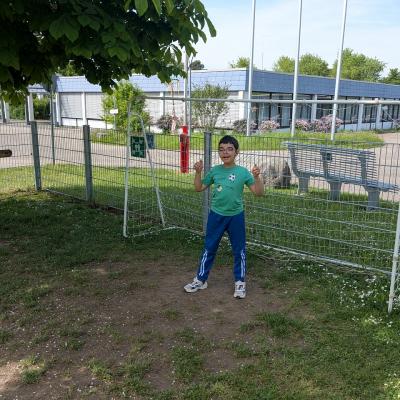 1 Junge steht in Fußballtor und freut sich 