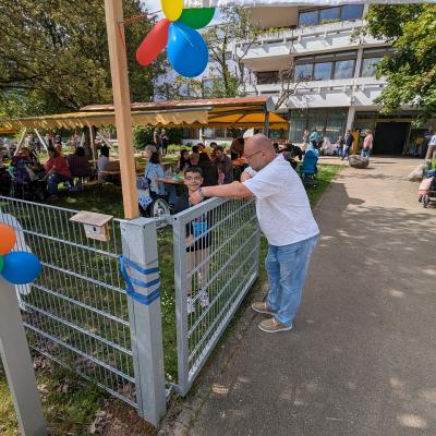 Ein Junge und ein mann stehen am Eingangstor und bewundern die schöne Dekoration