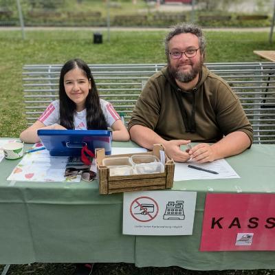 Ein Mädchen und ein mann sitzen auf der bank an der Kasse zum bezahlen