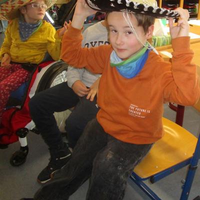 Ein Junge und ein Mädchen im Klassenzimmer mit Sombreros auf dem Kopf
