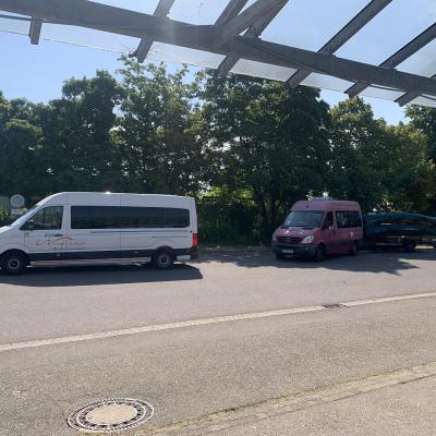 Mit zwei Bussen und dem Kanuanhänger starten wir.