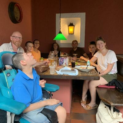 Die Teilnehmer des Kanuschullandheim beim Abendessen im Restaurant.