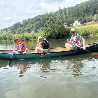 Vier Personen im Kanu auf dem Fluss Altmühl
