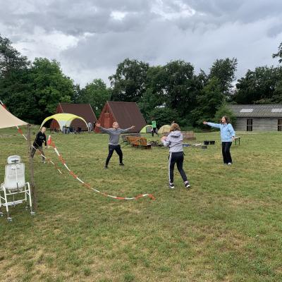 Ein Teil der Gruppe spielt am Hüttenlager mit dem Ball.