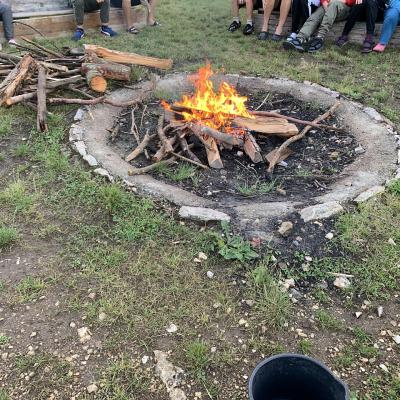 Lagerfeuer am Hüttenlager.