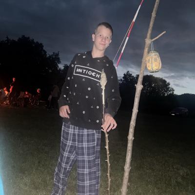 Ein Schüler mit seinem Stockbrot.