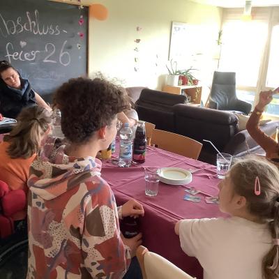 Eine Gruppe Menschen sitzen am Tisch 