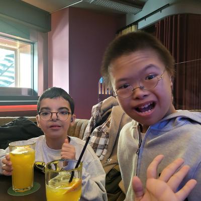 Zwei Jungen, die in die Kamera schauen. Vor Ihnen steht jeweils eine Fanta. 